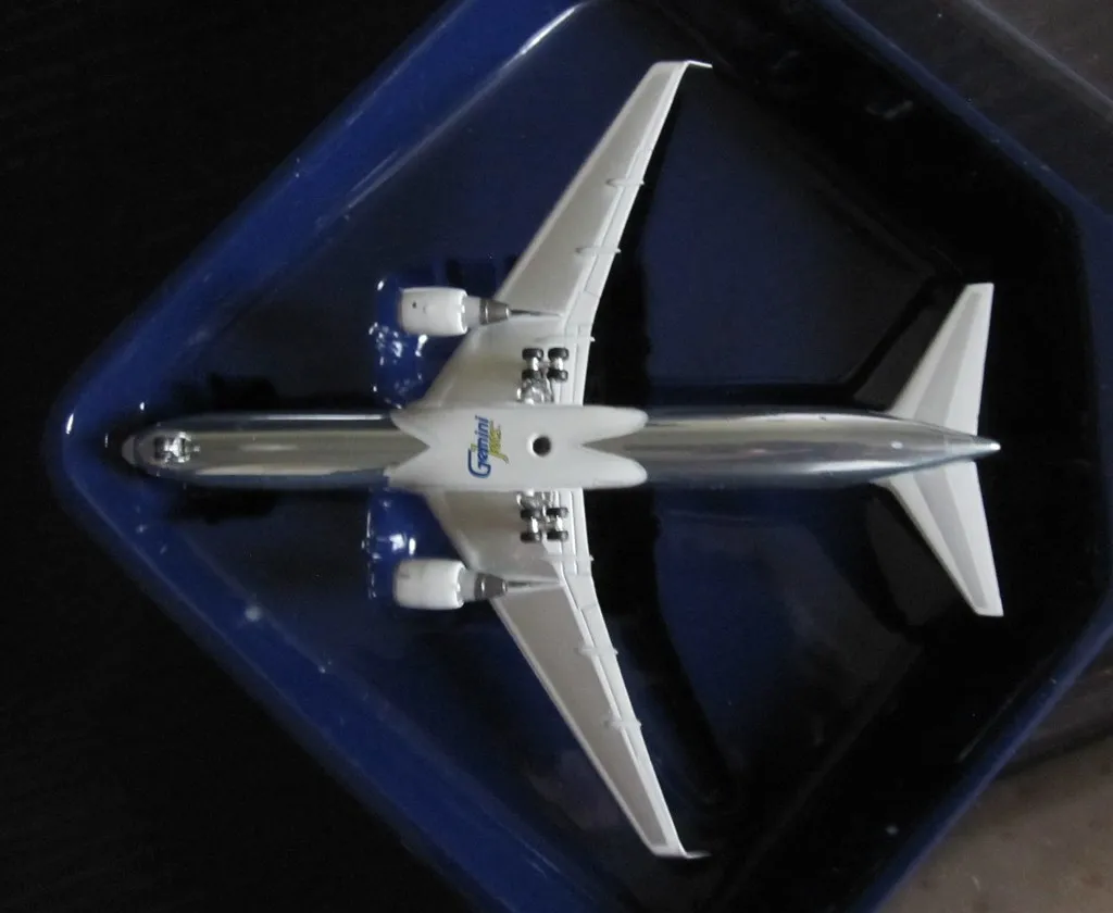 /img/46607-diecast-aircraft-1-200-scale-cleaning.webp