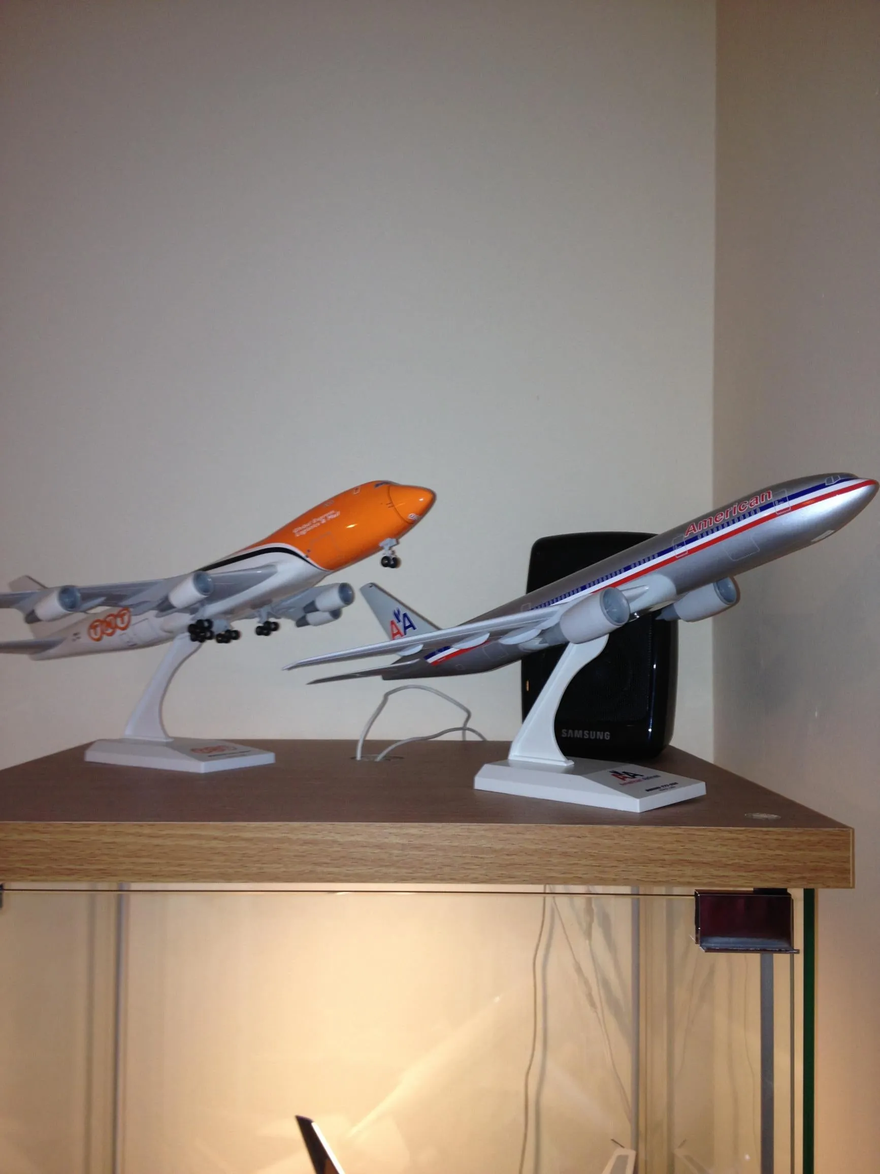 46607 diecast aircraft 1 200 scale display