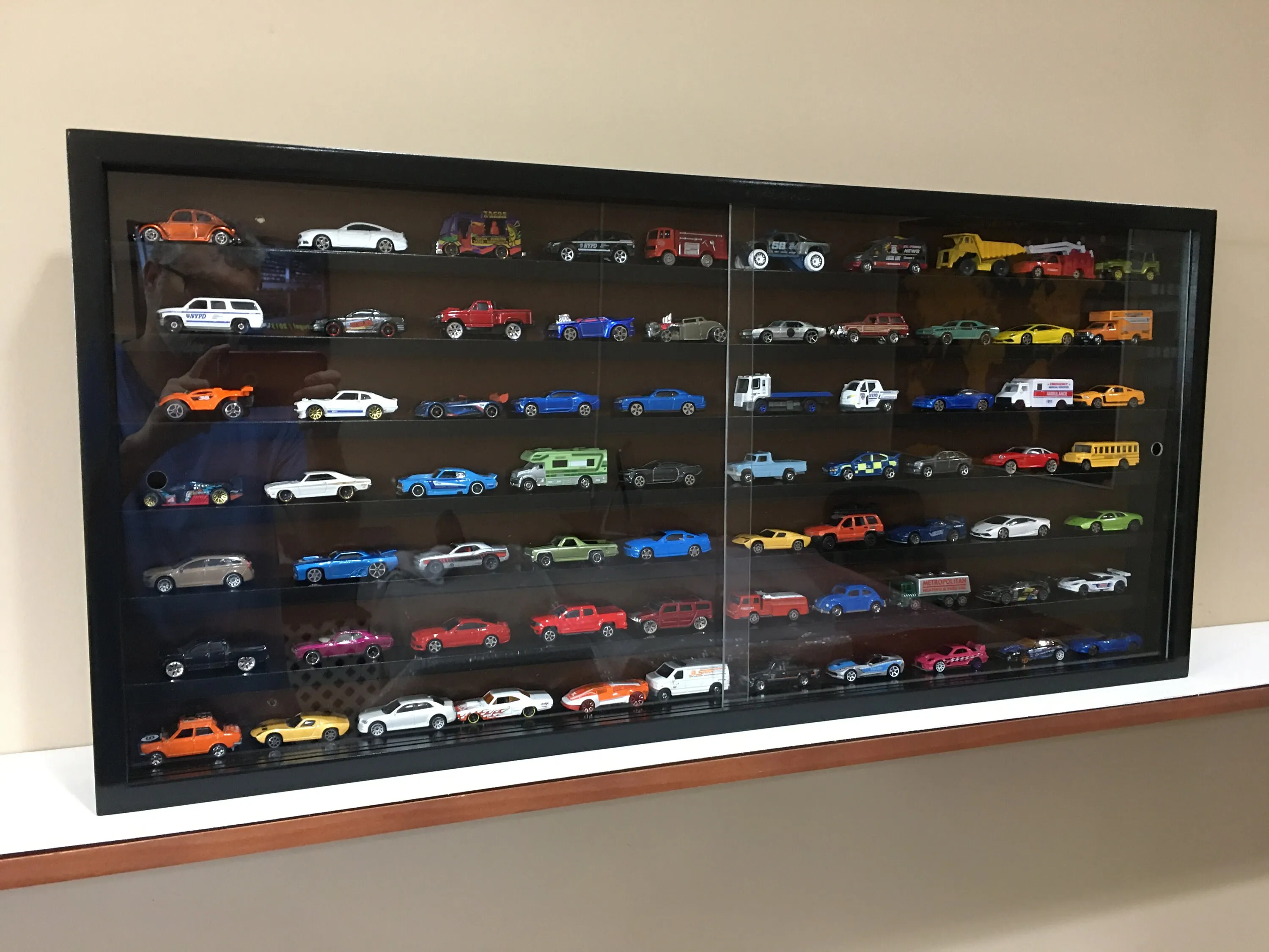 /img/46624-diecast-car-shelf-arrangement.webp