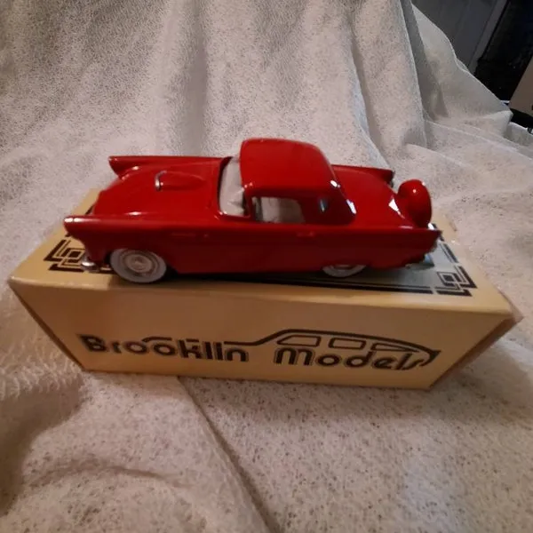 46635 ford thunderbird diecast features