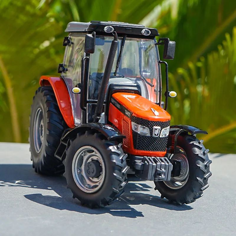 /img/46652-diecast-tractor-cleaning.webp