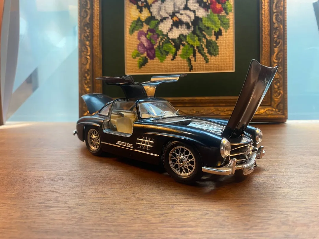 46659 mercedes 300 diecast detail