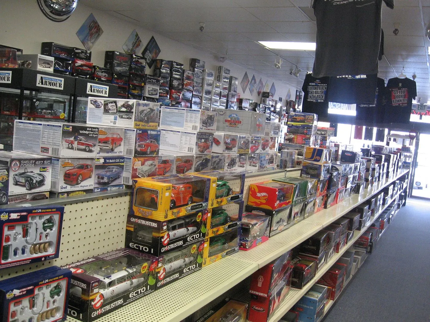 46701 diecast collectors examining model