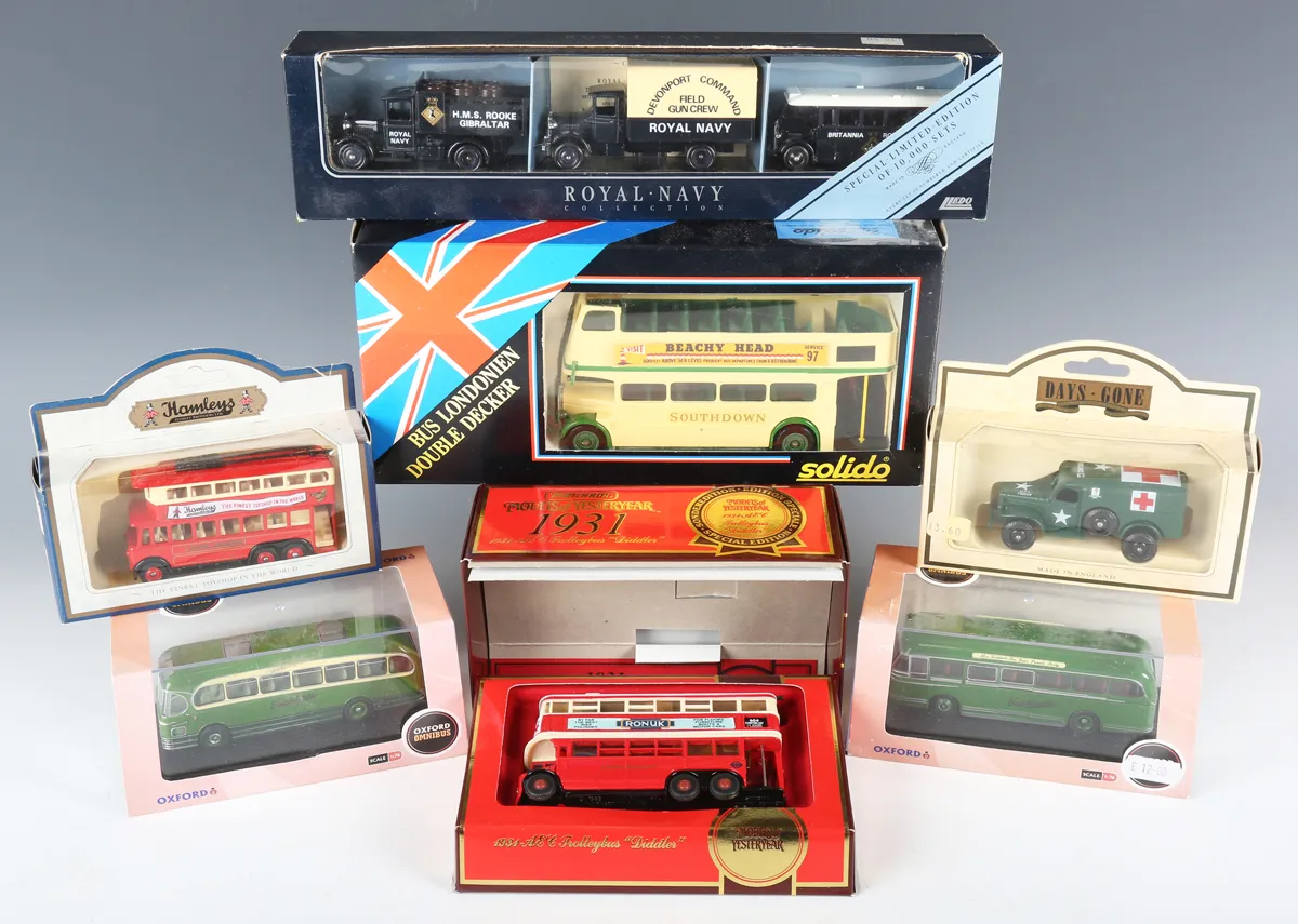 /img/46713-collecting-bus-models.webp
