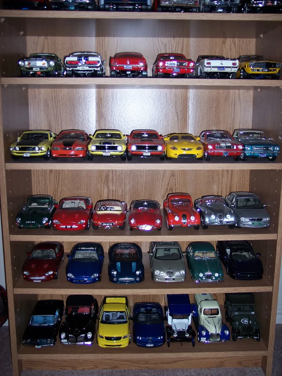 /img/46731-diecast-truck-display.webp