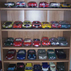 /img/46731-diecast-truck-display.webp