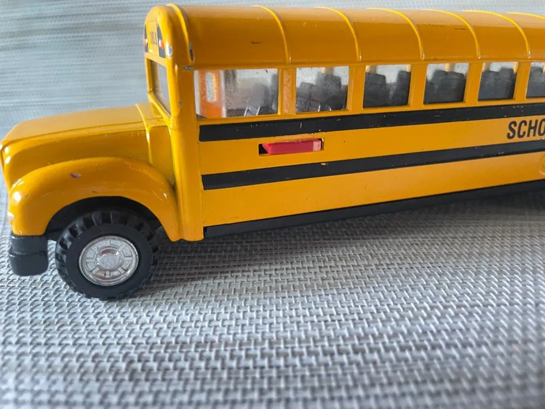 46762 choosing yellow school bus diecast