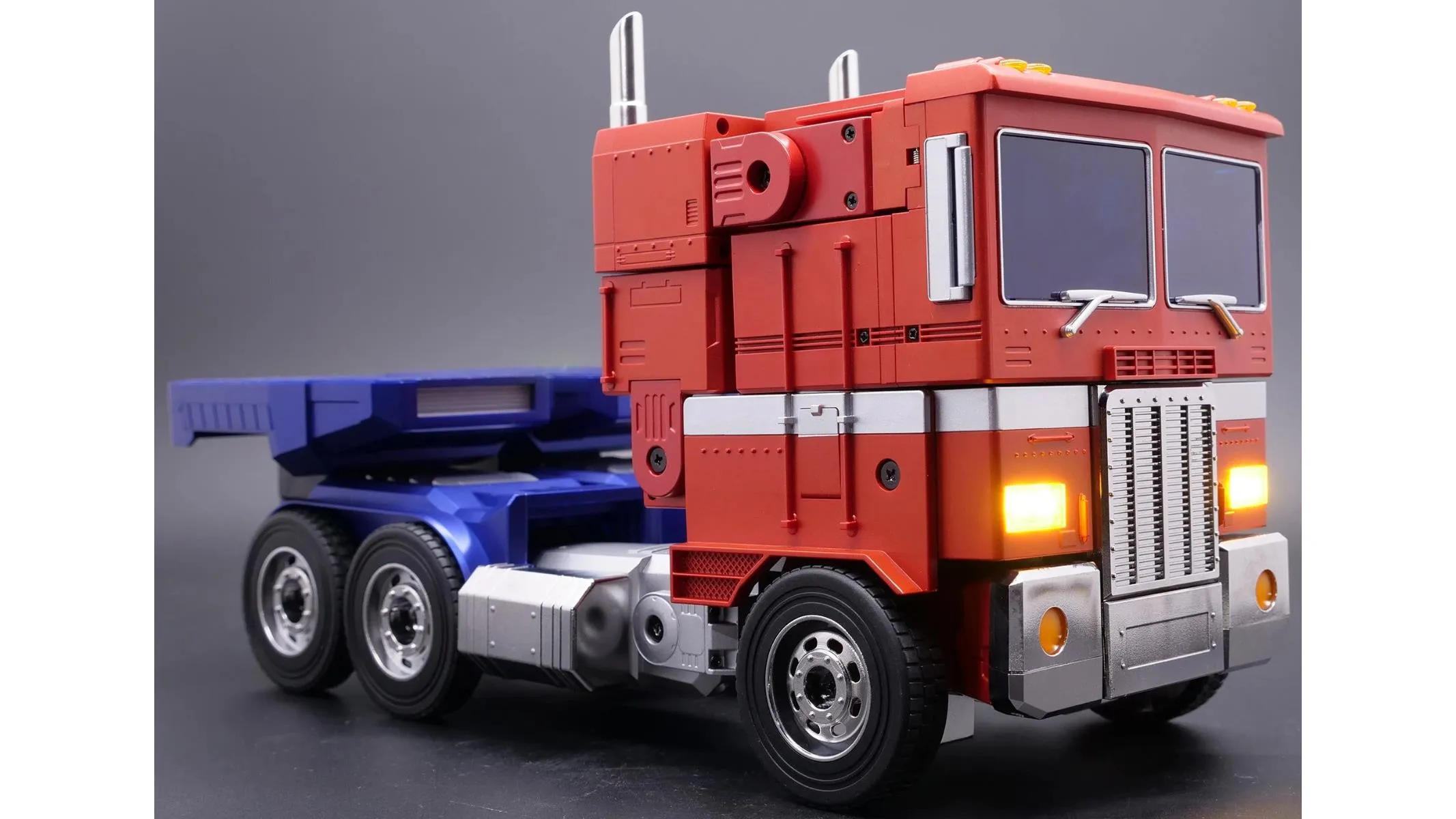 46779 optimus prime diecast truck close up