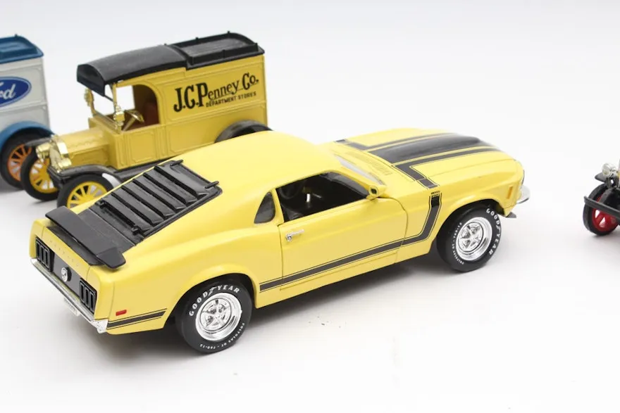 /img/46800-diecast-car-display.webp