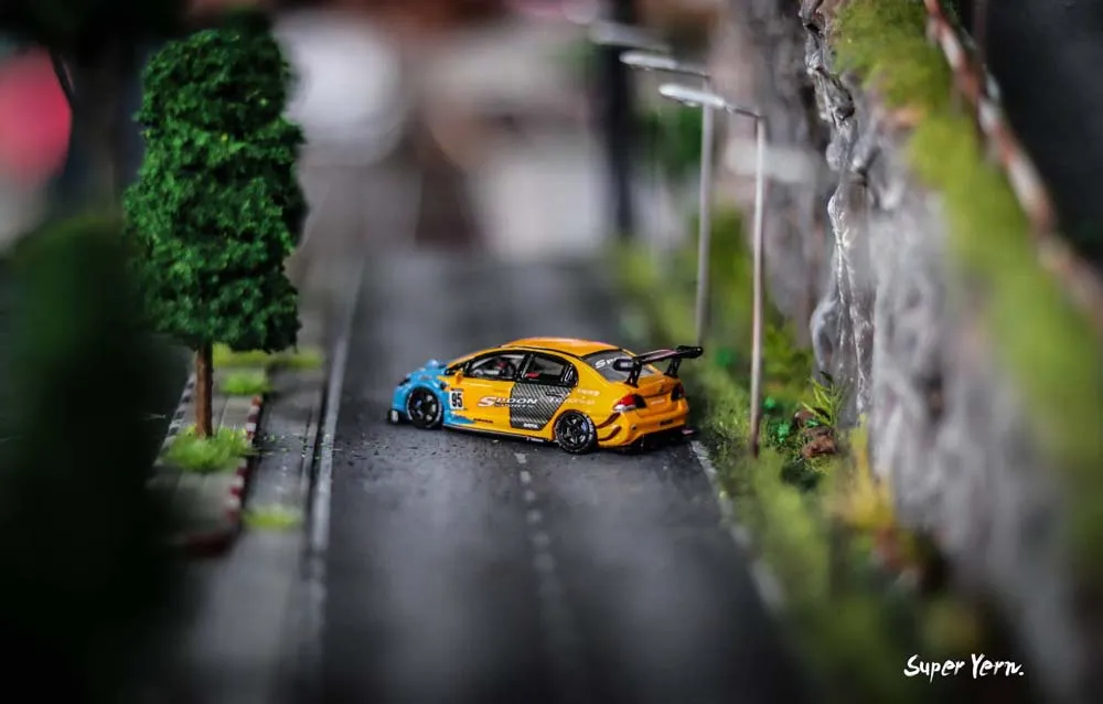 /img/46825-collectors-admiring-models.webp