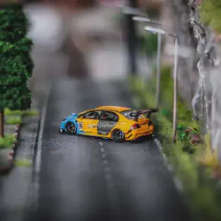/img/46825-collectors-admiring-models.webp