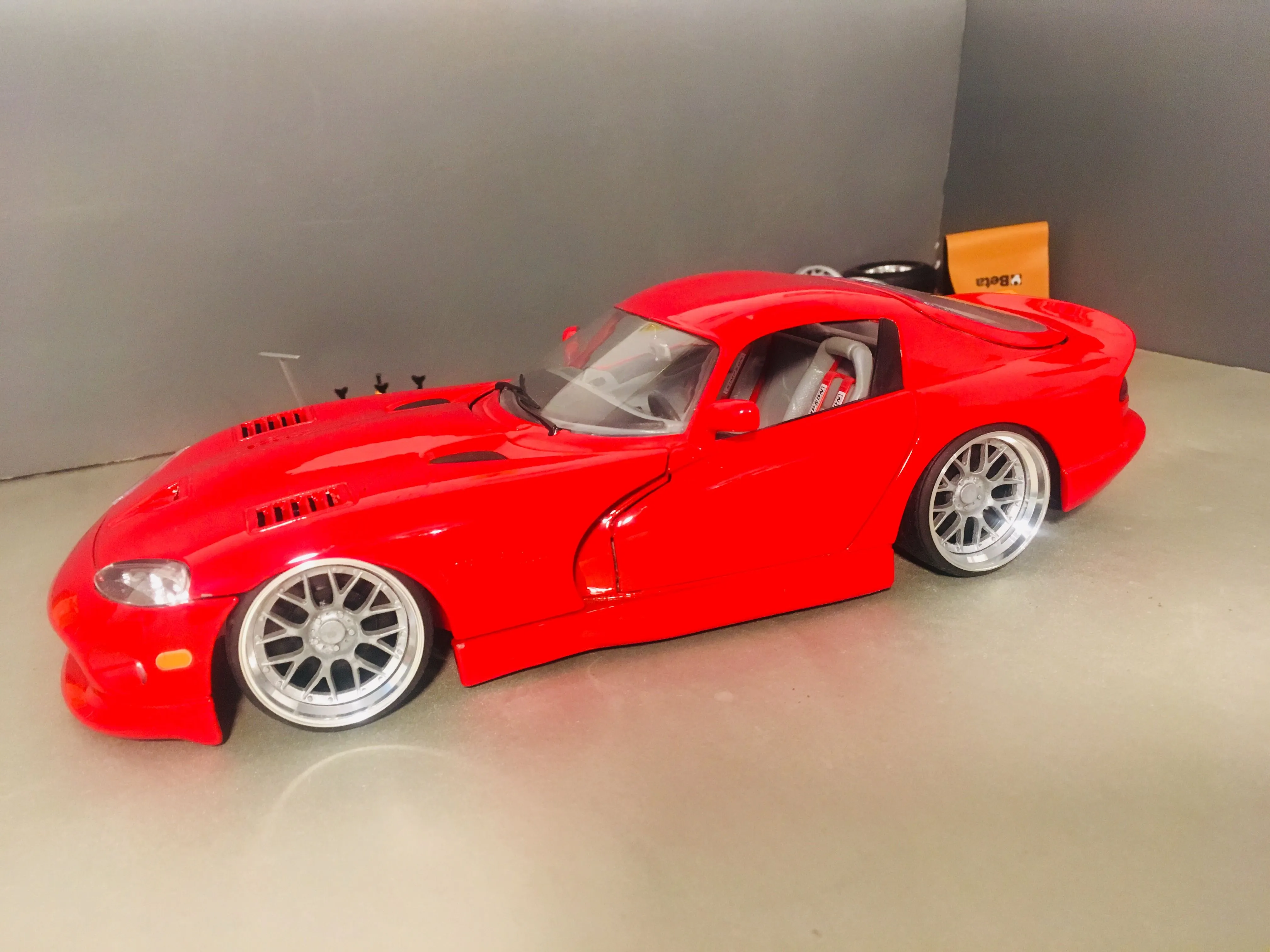 /img/46833-diecast-scale-garage-organized.webp